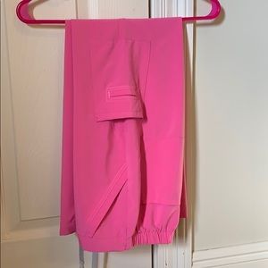 Excellent condition pink scrub pants. Petite XS